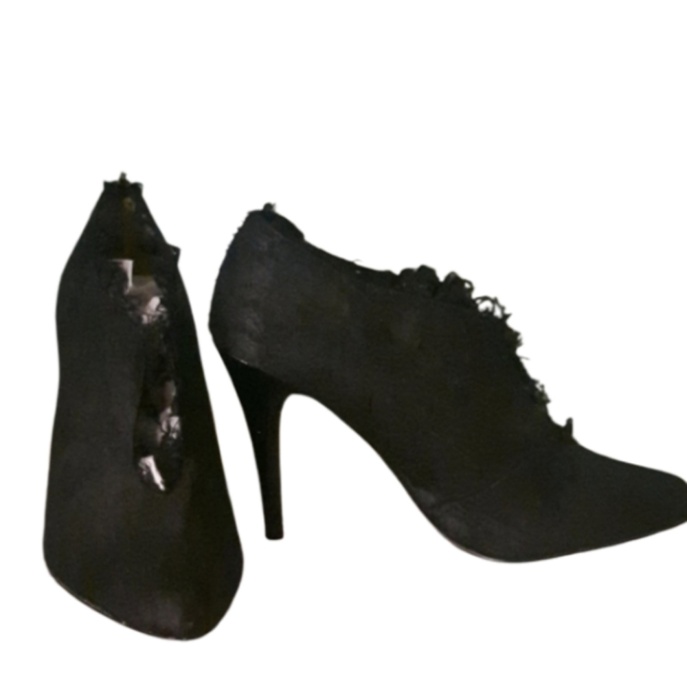 size 8.5 Le Chateau lace high heel bootie shoes